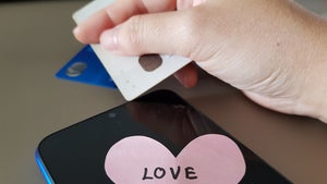 Onlinescam: 65-jährige Frau zahlt „Rückflugticket zur Erde” für Astronauten