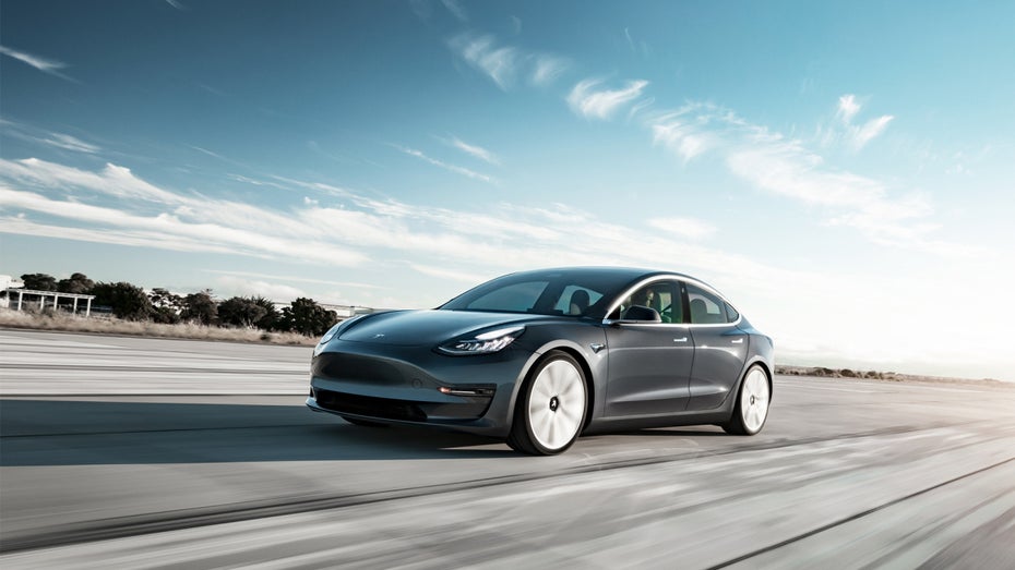 Der Tesla fährt von Geisterhand – doch allen Entscheidungen des FSD kann man nicht trauen. (Foto: Shutterstock / canadianPhotographer56) Autonomes Fahren: Tesla stoppt Roll-out wegen Sicherheitsupdate beim „Autopilot“