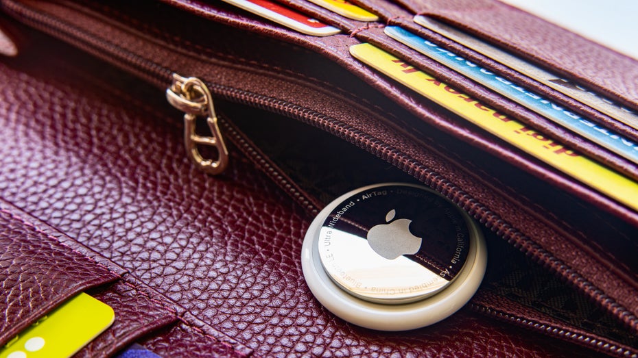 Das Update auf iOS 18.2 soll das Auffinden verlorener Gegenstände vereinfachen. (Foto: Ugis Riba/Shutterstock) Neue Tracking-Funktion für Airtags und ein KI-Upgrade: Das steckt in iOS 18.2