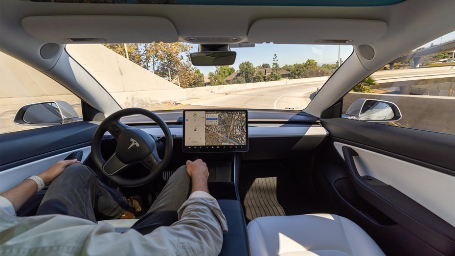 Assistenzsysteme können nicht selbstständig sicher fahren. (Foto: Shutterstock / Beach Media) Tesla Autopilot: Polizei weckt schlafenden Mann bei 110 km/h auf der Autobahn