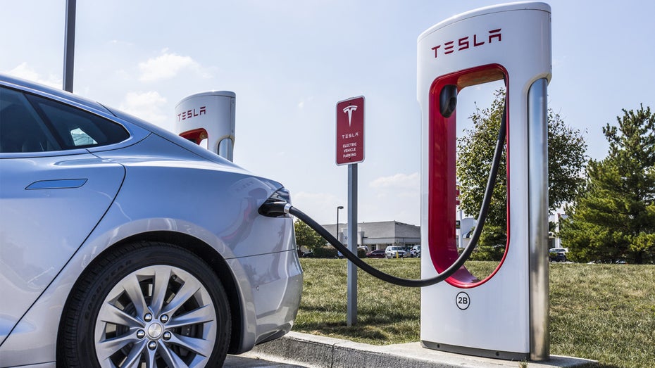Tesla: Auf langen Reisen heißt es – nachladen. (Foto: Shutterstock/Jonathan Weiss) Tesla Akku laden
