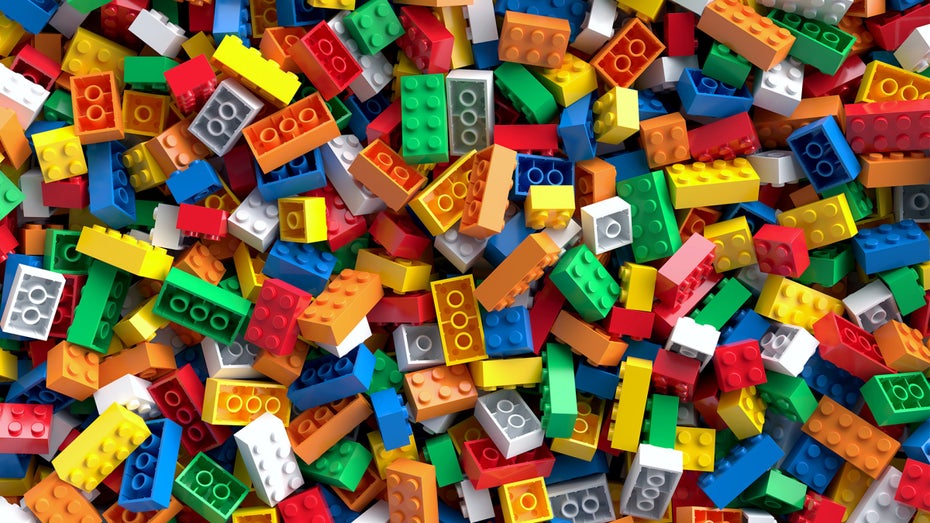 Lego-Steine: KI-Chatbot hilft dir jetzt bei neuen Projekten. (Foto: Shutterstock/3d_kot) Lego-Steine KI-Chatbot