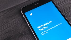 Propaganda auf Twitter: Taliban kaufen sich blaue Haken