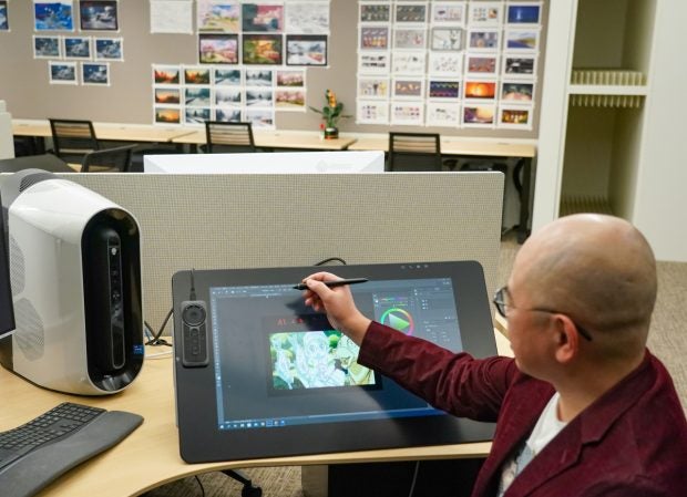 „Dog and Boy”-Regisseur Ryotaro Makihara fügt die Hauptfiguren in eine KI-generierte Landschaft ein.