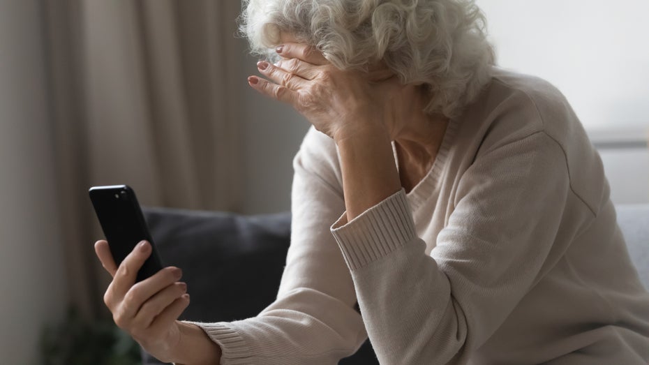 Da Telefonbetrüger oft ältere Menschen ins Visier nehmen, sollen KI-Rentner, aber auch andere KI-Persönlichkeiten solche Anrufe abfangen und den Scammern die Zeit stehlen. (Foto: Fizkes/Shutterstock) KI-Oma Daisy macht Urlaub: Australisches Startup schickt neue Anti-Scammer-Bots ins Rennen