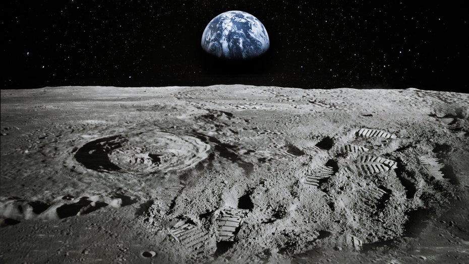Der Mond ist meterhoch von Regolith, dem Mondstaub, bedeckt. Aus ihm sollen künftige Missionen allerlei Ressourcen gewinnen. (Bild: Elena11/Shutterstock) Nasa sucht Verfahren, die aus Mondstaub Sauerstoff gewinnen