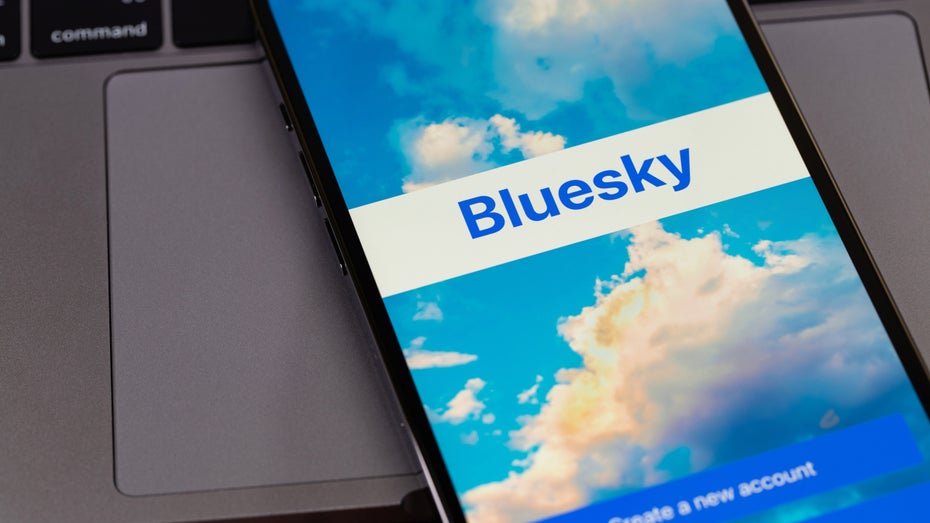 Begehrte Plattform: Bluesky von Twitter-Gründer Jack Dorsey ist nur wenigen zugänglich. (Bild: Primakov/ Shutterstock.com) Twitter-Alternative Bluesky: Einladungscodes bringen auf Ebay Hunderte Dollar