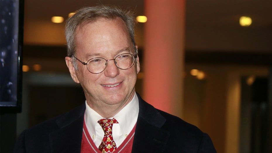 KI außer Kontrolle? Ex-Google-Chef Schmidt warnt: „Müssen irgendwann den Stecker ziehen“ KI außer Kontrolle? Ex-Google-Chef Schmidt warnt: „Müssen irgendwann den Stecker ziehen“