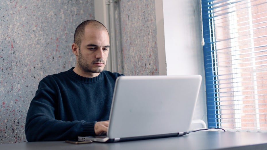 Seit 15 Jahren krankgeschrieben: ITler klagt trotzdem auf Gehaltserhöhung