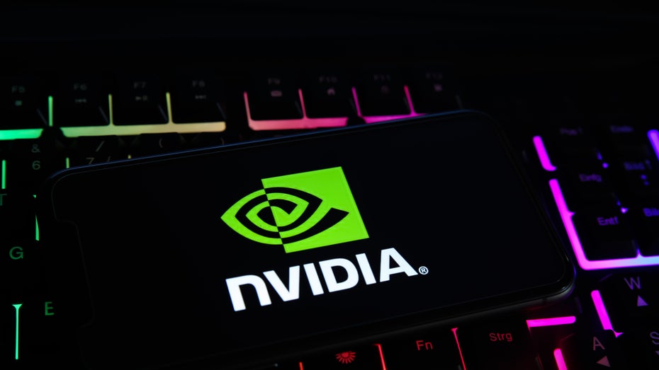 Die neue KI von Nvidia könnte die Gaming-Branche grundlegend verändern. (Bild: Shutterstock/Ralf Liebhold) Logo des Unternehmens Nvidia im Dunkeln auf einer beleuchteten Tastatur (Bild: Shutterstock / Ralf Liebhold)