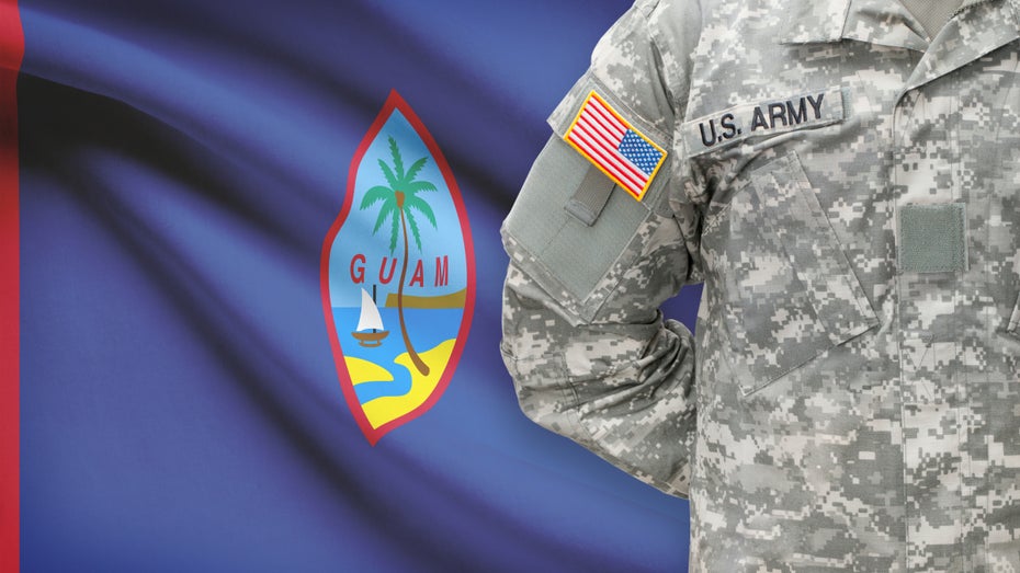 Unter anderem die strategisch wichtige US-Westpazifikinsel Guam wurde Ziel eines chinesischen Hackerangriffs. (Bild: Shutterstock / Niyazz) US-Soldat vor einer Flagge der Westpazifikinsel Guam (Bild: Shutterstock / Niyazz)