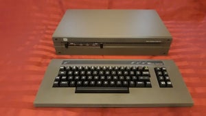 Originalverpackt und wie neu: Paletten mit über 2.000 Retro-PCs in Scheune gefunden