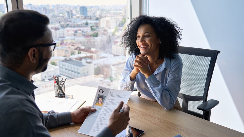 Fachkräfte haben auf dem Arbeitsmarkt eine selbstbewusstere Ausgangslage. Daran müssen sich Unternehmen anpassen. (Symbolfoto: Ground Picture/Shutterstock) Bewerbung: Ein Drittel sucht das Weite, wenn ein Anschreiben verlangt wird