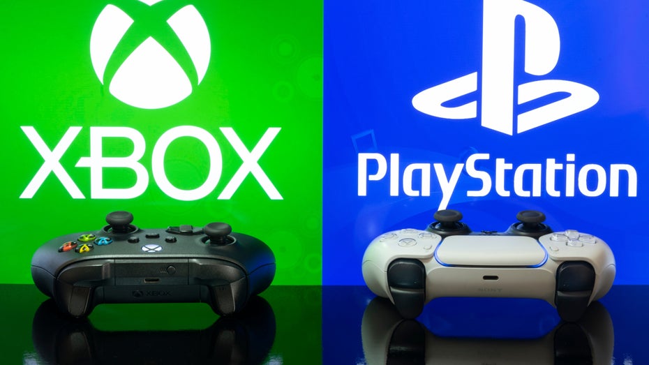 Xbox oder Playstation? Wer am Konsolenmarkt die Nase vorn hat, darüber entscheiden vielleicht die Fortschritte beim Cloud-Gaming. Sony-CEO Yoshida ist von der Technologie noch nicht überzeugt. (Foto: Miguel Lagoa/Shutterstock) Sony-Chef: Cloud-Gaming ist kostspielig und ineffizient