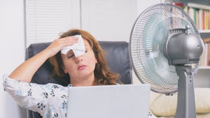 Hitzefrei im Homeoffice? Anwältin erklärt, was du wirklich von deinem Chef erwarten kannst