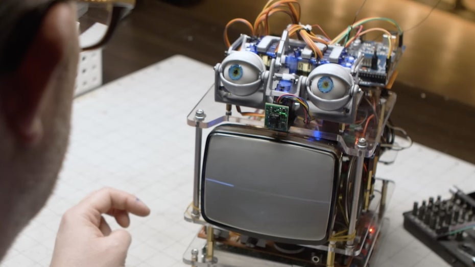 Gruseliger Roboter: Bastler gibt Alexa ein Gesicht – und hätte es besser gelassen Gruseliger Roboter: Bastler gibt Alexa ein Gesicht – und hätte es besser gelassen