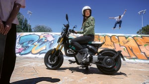 BMW CE 02: Weder Motorrad noch Scooter – aber komplett elektrisch BMW CE 02: Weder Motorrad noch Scooter – aber komplett elektrisch