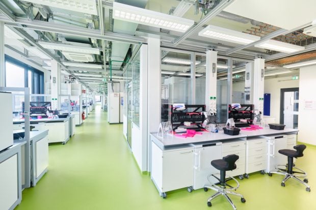 Laborbank mit Kühlschrank und normalem Schrank