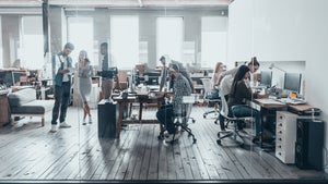 5 Dinge, die du diese Woche wissen musst: Chefs, die eine Präsenzpflicht bereuen, und die besten E-Autos