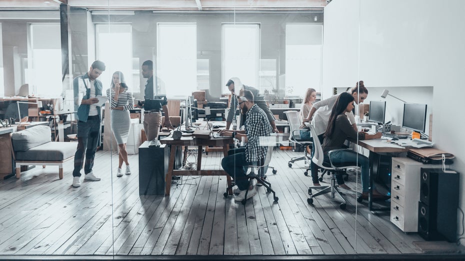 5 Dinge, die du diese Woche wissen musst: Chefs, die eine Präsenzpflicht bereuen, und die besten E-Autos