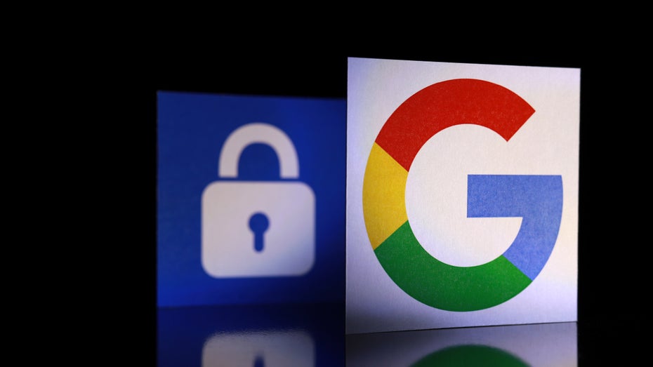 Gerichtsurteil: Google muss klarmachen, welche seiner Dienste Nutzerdaten verarbeiten. (Foto: TY Lim/Shutterstock) Ein Klick sorgt für 70 Einwilligungen: Wo Google bei der Kontoregistrierung nachbessern muss