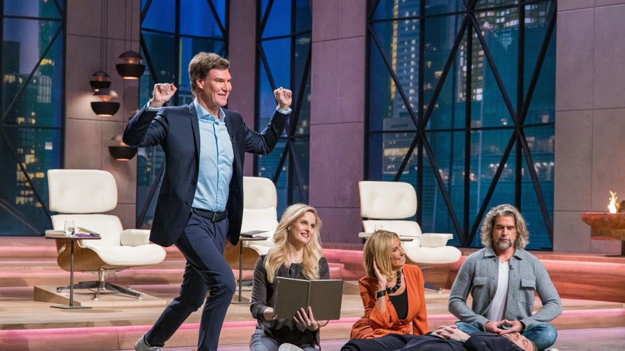 DHDL: Für dieses Produkt schmeißt sich Nils Glagau in den BH DHDL: Für dieses Produkt schmeißt sich Nils Glagau in den BH