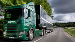 Dieser Truck ist über und über mit Solarpanels versehen