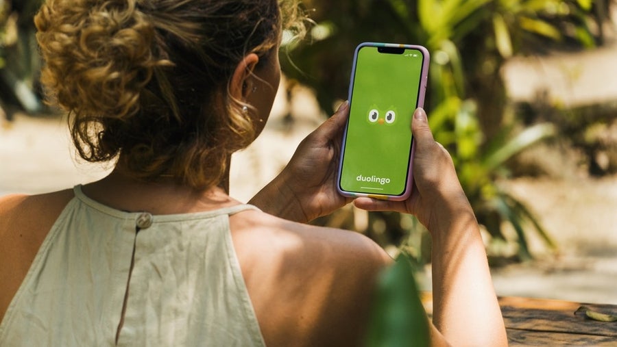 Burnout statt Balance: Warum die Schöpferin der viralen Duolingo-Eule das Unternehmen verlassen hat Burnout statt Balance: Warum die Schöpferin der viralen Duolingo-Eule das Unternehmen verlassen hat
