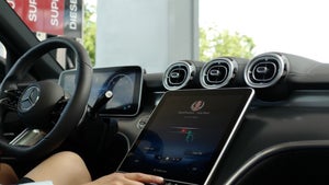 Rollende Kreditkarte: Mercedes-Fahrer können bald mit ihrem Auto bezahlen Rollende Kreditkarte: Mercedes-Fahrer können bald mit ihrem Auto bezahlen