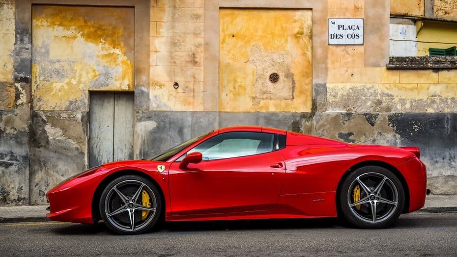 Ferrari: Bitcoin soll neue Schichten von Käufer:innen erschließen. (Foto: BorisPhotographer/Shutterstock) Ferrari Bitcoin