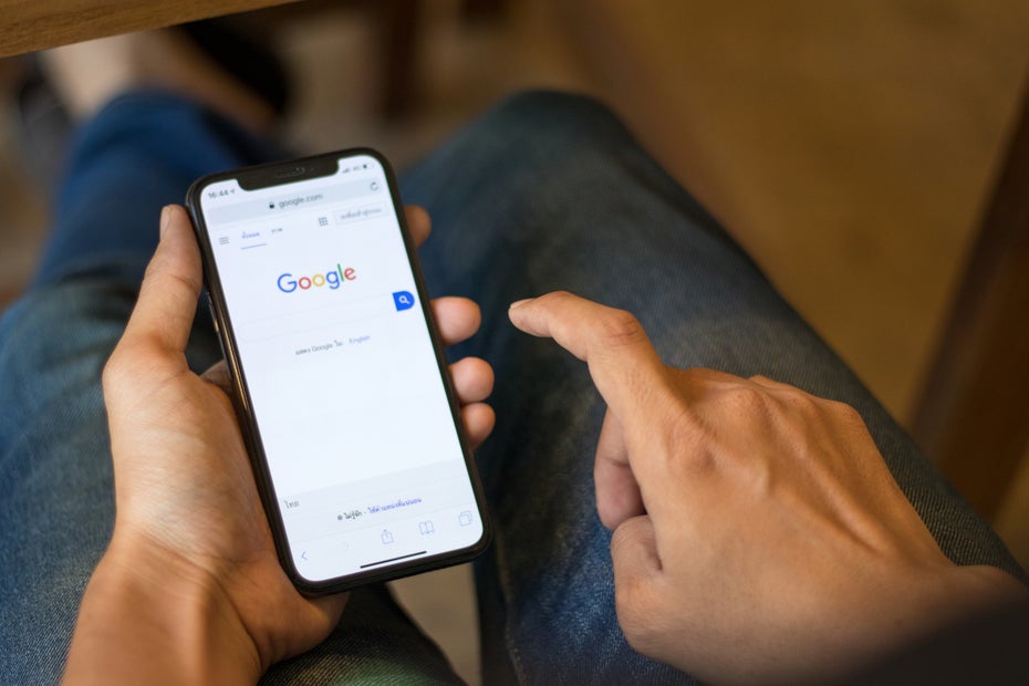 Mann benutzt Google Search auf dem Handy