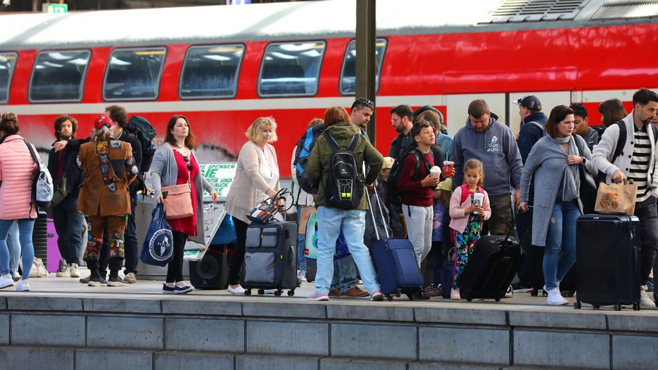 Zugverspätung? Das Problem sollte die Digitalisierung bei der Bahn lösen. Jetzt steht der Plan offenbar auf der Kippe. (Foto: Micha Korb/ picture Alliance) Bahn: Weniger Geld für Digitalisierung – mehr für Technik der 90er