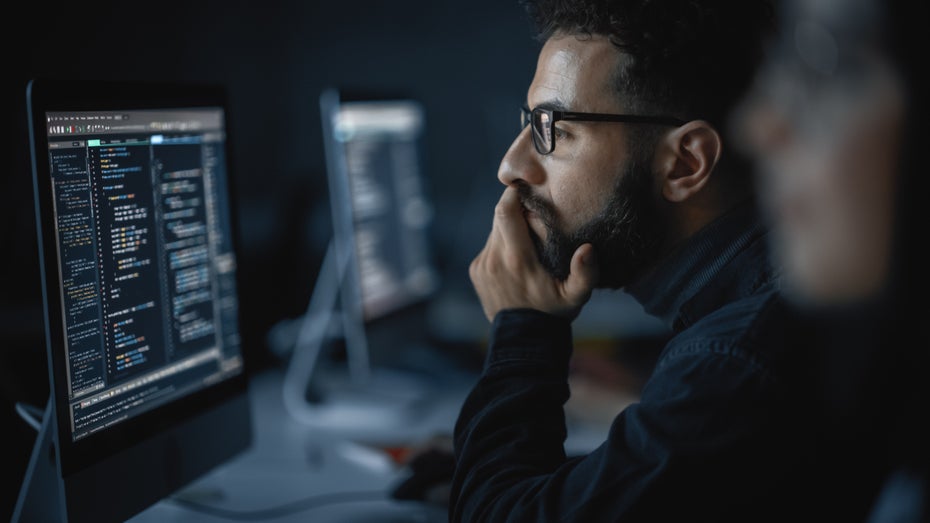 Müssen wir trotz KI noch Coding lernen? (Foto: Gorodenkoff-Shutterstock) Coding in der KI-Ära: Warum Programmierkenntnisse weiterhin entscheidend sind