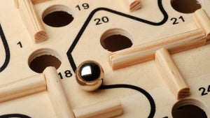 KI schlägt Menschen im Murmel-Labyrinth-Spiel – und schummelt einfach