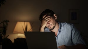 Anhaltende Krisensituation erschöpft Berufstätige enorm – laut Befragung