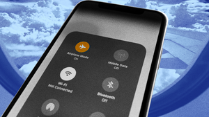 Smartphone im Flugzeug: Der wahre Grund, warum Airlines noch auf den Flugmodus bestehen Smartphone im Flugzeug: Der wahre Grund, warum Airlines noch auf den Flugmodus bestehen