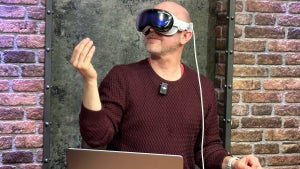 Apple Vision Pro im Ersteindruck: Beeindruckend intuitiv, schwer – und nervt mit Kabeln