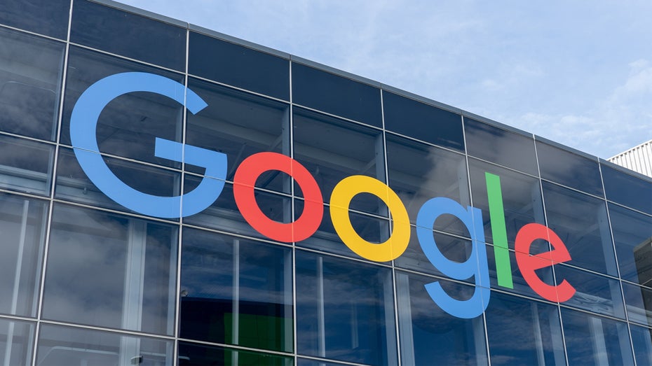 Ohne Googles Wissen hat ein ehemaliger Mitarbeiter Dateien gestohlen und mit chinesischen Unternehmen zusammengearbeitet. (Foto: JHVEPhoto / Shutterstock) KI-Spionage bei Google: Ex-Mitarbeiter verhaftet – 40 Jahre Haft drohen