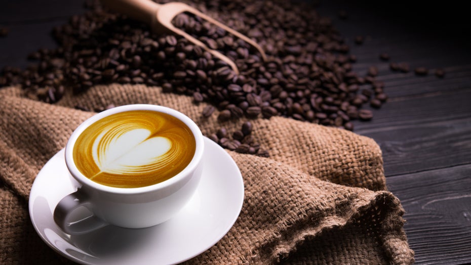 Klimawandel und andere Faktoren erschweren den Kaffee-Anbau. Startups sind daher auf der Suche nach Alternativen - ohne Kaffeebohne. (Foto: amenic181/Shutterstock) Kaffee-Alternative: Warum ein Singapurer Startup auf altes Brot und Fermentation setzt