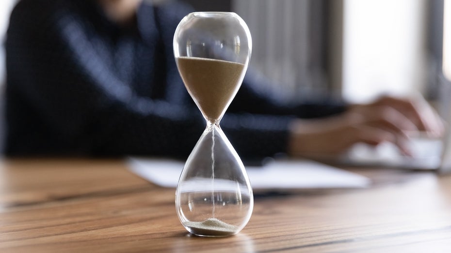 Sanduhr auf einem Tisch