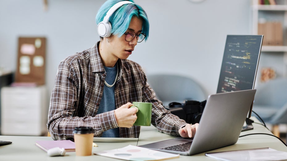 Gen Z ist motiviert und will gefördert werden. Weil das viele Vorgesetzte offenbar überfordert, holen sich die jungen Menschen lieber Tipps von ChatGPT. (Symbolfoto: SeventyFour/Shutterstock) KI-Vertrauen der Gen Z: Was Chefs tun können, um als Karrierementoren relevant zu bleiben