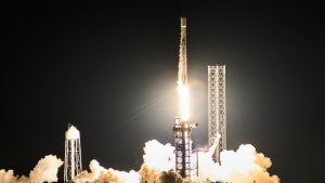 Galaktisches Fotoshooting: SpaceX-Rakete im perfekten Moment vor dem Mond abgelichtet Galaktisches Fotoshooting: SpaceX-Rakete im perfekten Moment vor dem Mond abgelichtet