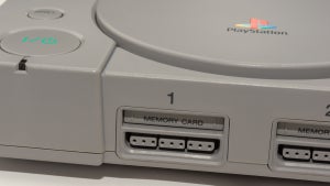 Modder macht erste Playstation zur Handheld – indem er das Motherboard durchschneidet