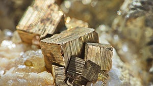 Von wertlos zu begehrt: Warum Forscher nach Katzengold graben