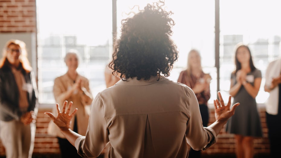 Halo-Effekt: Müssen Gründerinnen schön sein, um VC-Investoren zu überzeugen?