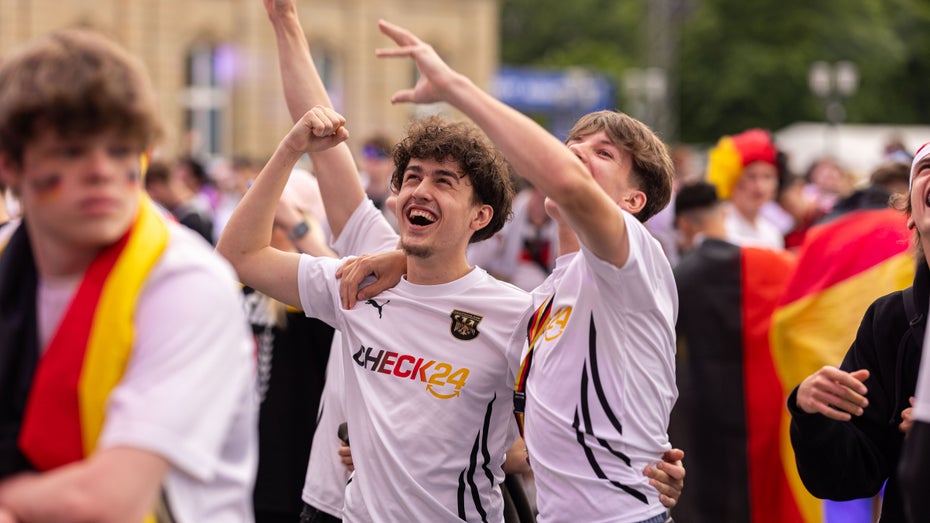 Wahrscheinlich bei jedem Public Viewing zu Deutschlandspielen bei der EM 2024 zu sehen: das Check24-Trikot.(Foto: picture alliance / Eibner-Pressefoto) Optische Nähe zum DFB-Original: Wie weit geht Check24 mit seinem Trikot?