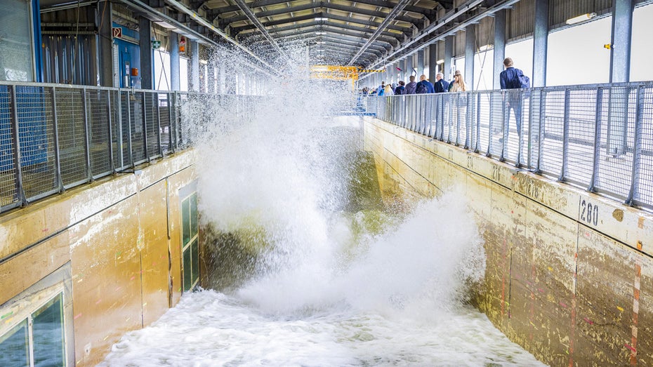Am Großen Wellenkanal in Hannover müssen künftig Modellhäuser im Maßstab 1:2 ihre Standfestigkeit beweisen.
Foto: picture alliance / dpa Klimakrise: Wenn Sturm, Unwetter und Erdbeben das Wasser aufwühlen