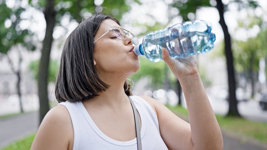 Immer genug Wasser trinken: Diese Apps und Tipps helfen euch dabei