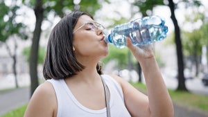 Immer genug Wasser trinken: Diese Apps und Tipps helfen euch dabei
