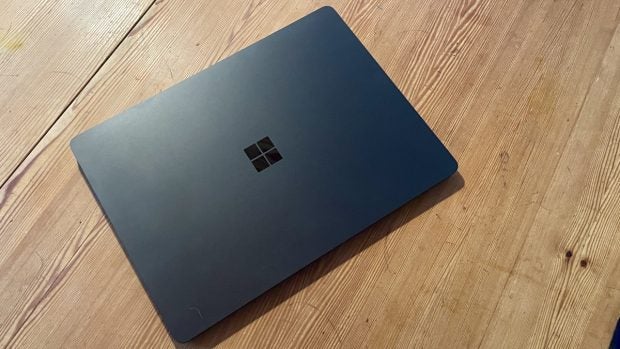 Der Microsoft Surface Laptop liegt auf einem Tisch.